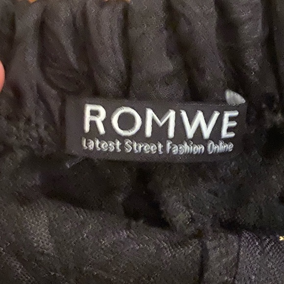 Black textured shorts with zipper - Picture 2 of 2